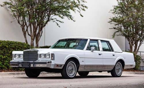frenchcurious:  Lincoln Town Car 1988. -
