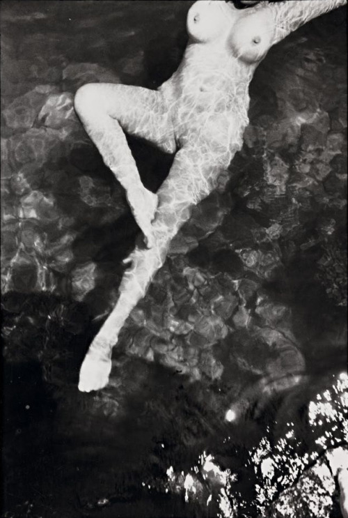 last-picture-show: Henri Cartier-Bresson, Le Nu dans l’eau, Italie, 1933