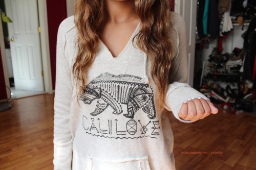 intoxicatedteen: oversized sweaters are the best 