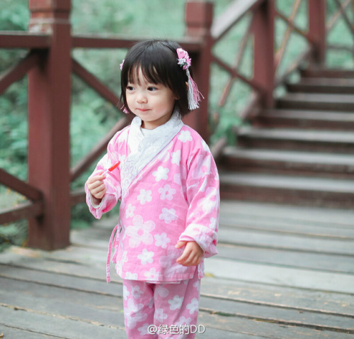 little girls in chinese hanfu by 绿色的DD.