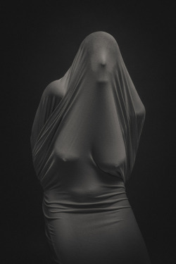 rhubarbes:  Statue by www.betweenstrap.com on Flickr.