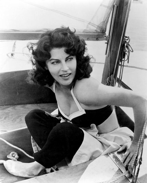 gentlemen-always-know:  “Ava Gardner was the most beautiful woman in the world, and it’s wonderful that she didn’t cut up her face. She addressed aging by picking up her chin and receiving the light in a better way. And she looked like a woman.