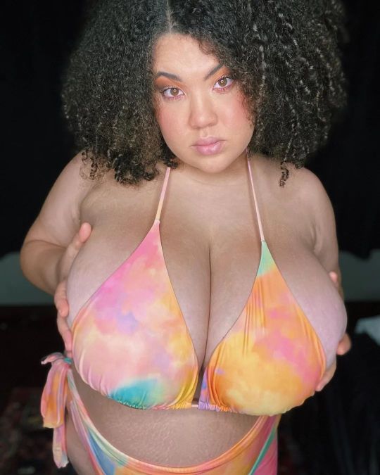 dsquare1111:spungbooner:Best kind on curvy  Goddess Bailey