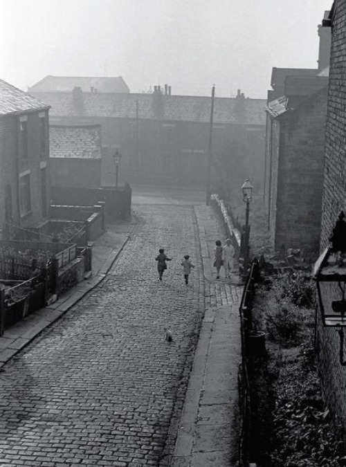 Harold Robinson. Northern Cobbles Bolton 1958