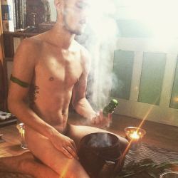 horsdutroupeau:  What is power ? 🔌💰🔥⚡️❤️👑 #witchcraft #gaywitch #magicpowder #queerspirit // La Nature est une puissance qui t'est supérieure, fait en sorte qu'Elle soit de ton côté. 🍃