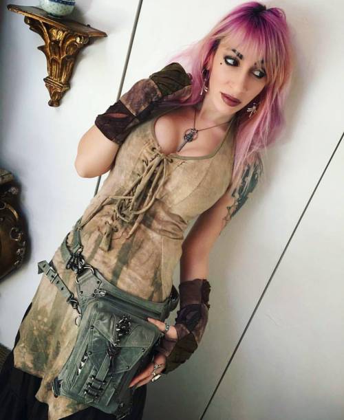 jungletribela:  @vividvivka rocking her grey #sharkbiteJT bag before #renfaire the other weekend! Available now at www.jungletribe.etsy.com #fashion #leather #hipbag #hipholster #utilitybag #gameofthrones #lordoftherings #fantasy #faerie #piratefashion