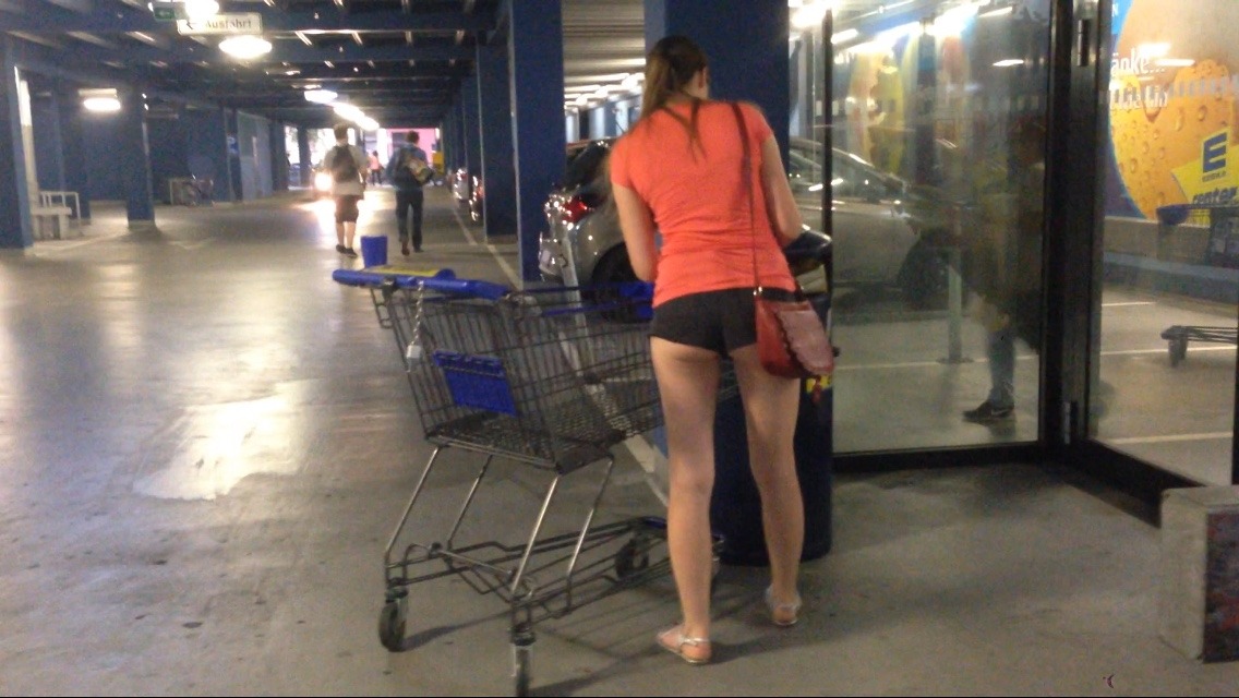 scottsmodelsvideo:  creepshots:  Maybe this is staged, maybe not.  What ever it may