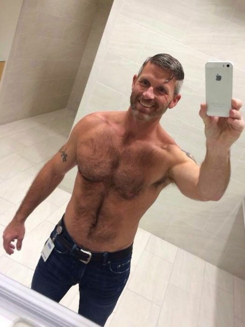 ravenouswoman: Whoa, sexy, love mature men w that salt and pepper Yeah…this guy is a cutie.