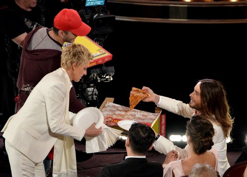 bookshelves-londontea:teddadarling: Oscars 2014 pizza moments!this whole post is goldELLEN I