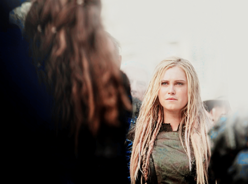 celebritiesandmovies: Commander Lexa and Clarke Griffin - The 100 Season 3 Episode 4, “Watch t