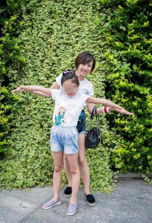 muzhurenqi: 老婆和大女儿私房照，老婆终于同意露脸了！