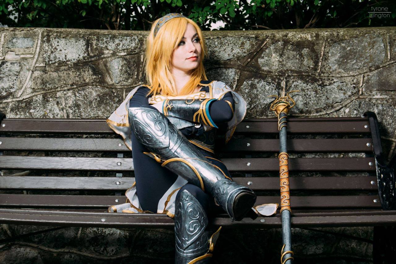 league-of-legends-sexy-girls:  Lux Cosplay