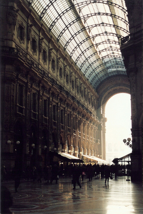 vacants:  Galleria Vittorio Emanuele II (by Not Quite a Photographr)