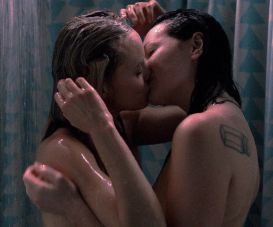 Orange Is The New Black Piper and Alex kissing in the shower