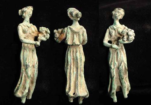 Figurine of a lady holding flowers,3rd-1st c. B.C. Ancients Greece