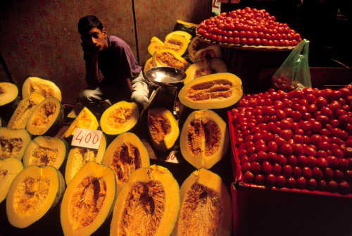 unrar:Fruit for sale at the market of Port Louis, Mauritius, 1992,Bruno Barbey.