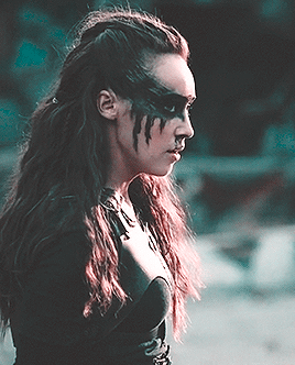 reyorqana: Lexa looking at Clarke (◡‿◡✿)