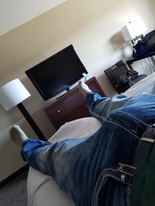 shinydiaperlover: Do I dare walk out of the hotel room ;)