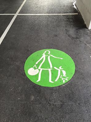 Vu au parking de la gare de Clermont-Ferrand (63), la place pour femmes/mères/ménag&eg