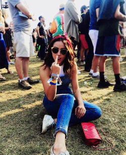 chloebennet4:  chloebennet: hey it’s me just your causal easy going festival gal not bothered by people or heat.