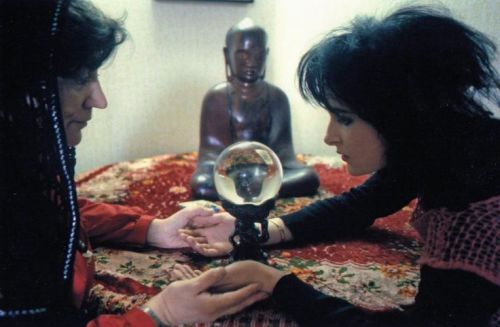 fuckyeahenglisheccentrics:Siouxsie Sioux Getting Her Fortune Told