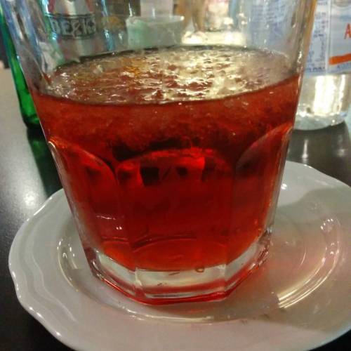 Al bar #motta in #Linate c'è Alberto, un barista che fa un #negroni che fa VERAMENTE CAGARE IL CAZZO