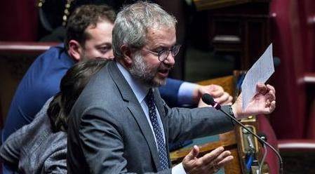 C’è una cosa delle tante bestialità dette oggi in aula che fa più ribrezzo.
E l’ha proferita il leghista Claudio Borghi.
No no, non mi riferisco a quando ha parlato di “defecare”.
Insomma: è Borghi, è un leghista. Che ti aspetti?
Ma è quando ha...