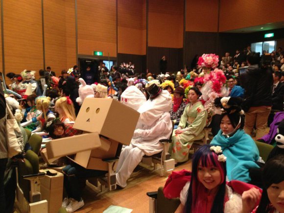 jaidefinichon:  Ceremonia de graduación en Japón se convierte en una fiesta cosplay