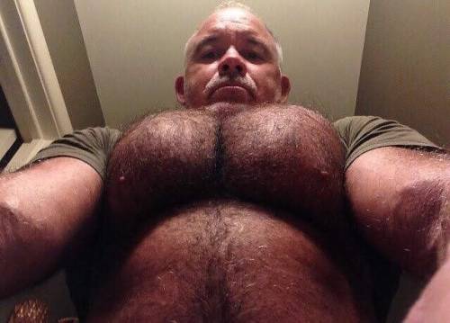 musclesandbulges: #hairyman #stockybear #gaymusclebear #manxiss  #growlr #scruffapp #dilf #dadd