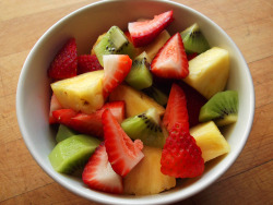 garden-of-vegan:  strawberry, kiwi, and pineapple
