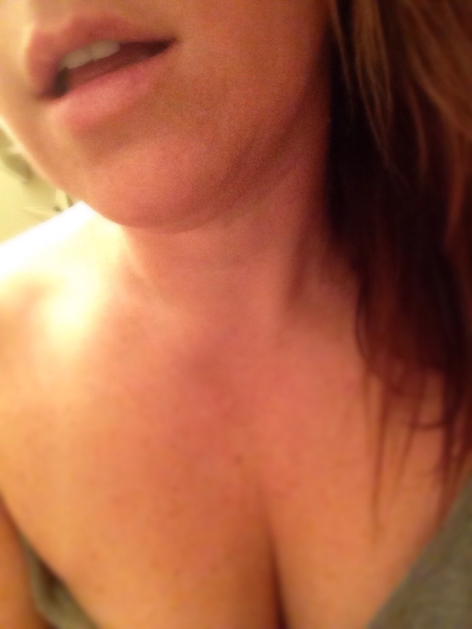 suzanne4u:  Everyone wants lips/ mouth pics 😊 💋💋💋💋💋 messy hair