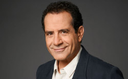 Maszületettbárány:  Tony Shalhoub (1953)