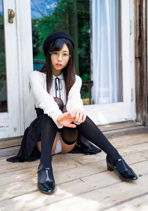 higemania:  美しいえちえち編集部さんはTwitterを使っています 「【座りパンチラ】 えちえち度：♥♥ 開脚された鳥居をくぐり 神秘の存在を拝みたい モデル：くりえみ(@kurita__emi) https://t.co/bOFv3PPdod」