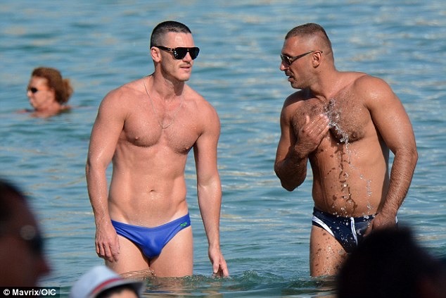 tabloidheat101:  Luke Evans VPL At The Beach