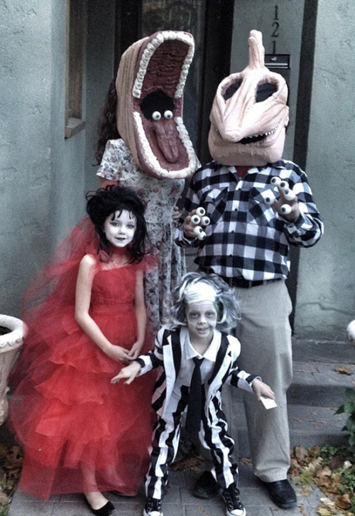 symphonyofmars:donthatemecusimbeautiful:Awesome Family Halloween CostumesToo freaking cute