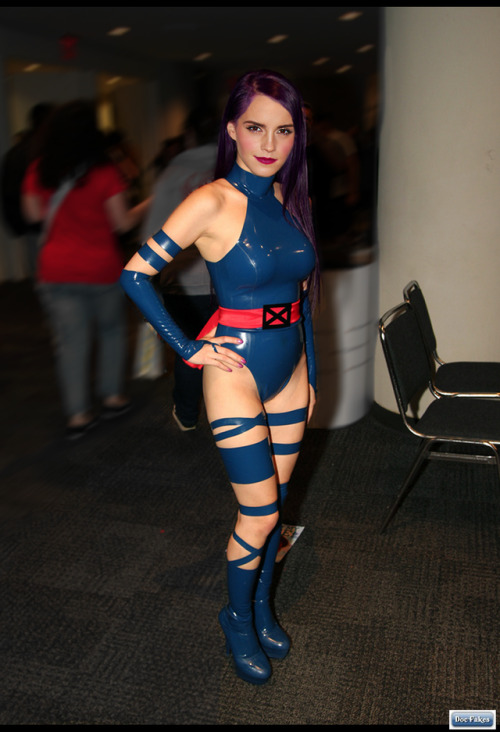 Emma in latex Psylocke cosplay