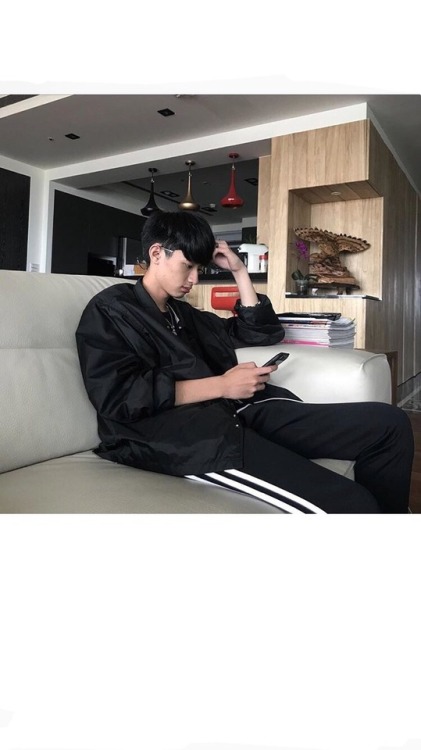 cheng8989: 有關於之前這張照片的貼文 他本人已經澄清不是他了 所有的自介也都是假的 請各位不要相信那擇貼文 也請各位刪掉謝謝
