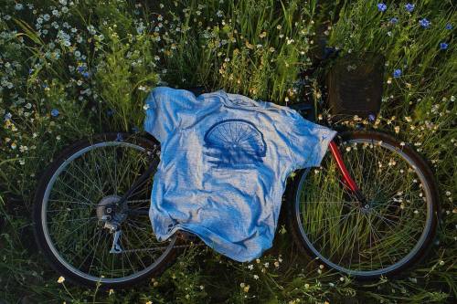 Blue Sunset Mystery tee in the wild. Late summer photos from the bike run through the fields of flow