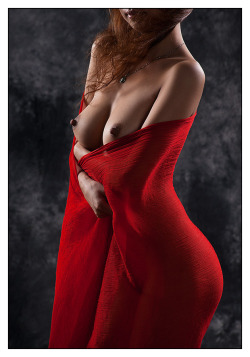 nakedologiest:  Lady in RED.