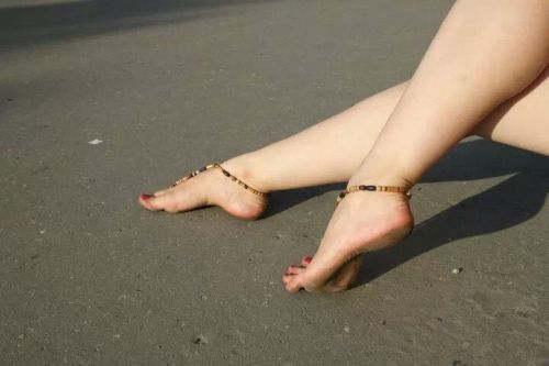 fuckyeahdirtyfeet:  Beautiful dirty feet.