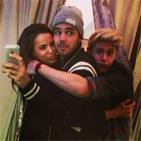 craicthatniall:  i love when niall photobombs pictures
