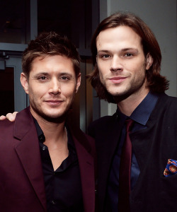 plaidalecki:  J2 backstage at the PCAs 