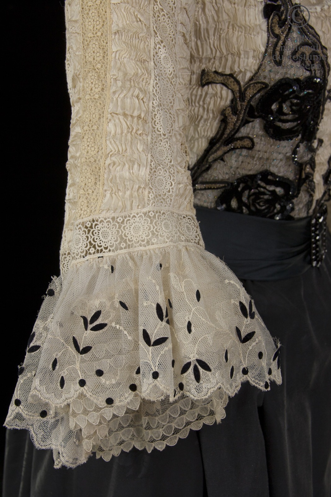 fashionsfromhistory:  Up Close: Costume from “Les Fausses Confidences” 1996 (X)