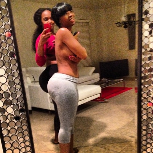 pussynthehood:Ole girl in the black got her beat by a long yard!!!!!!!!!!!!DAMN