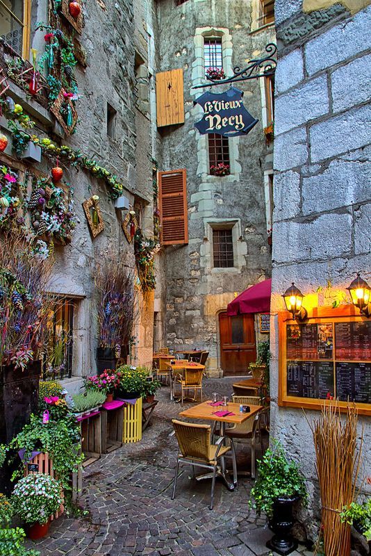 bonitavista:    Annecy, France   photo via jenwanders 