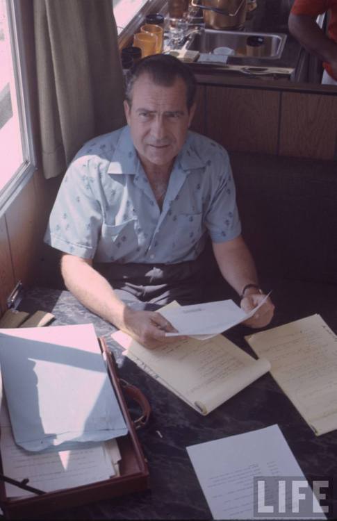 Richard Nixon checks his notes(Arthur Schatz. 1968?)