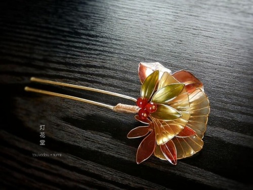 tanuki-kimono:Delicate ginkgo and nadina hairpin + ear cuff by Toukadou Sumi