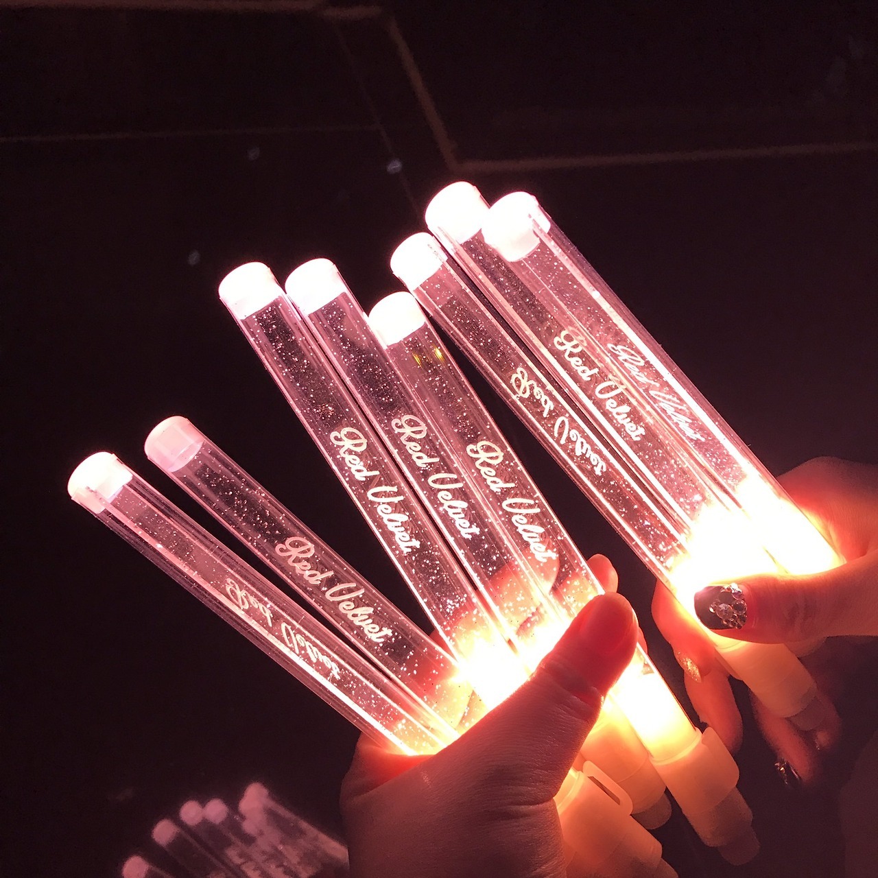 Стики горят. Red Velvet Lightstick. Лайтстик Red Velvet. Лайстик IU. Группа Red Velvet лайстик.