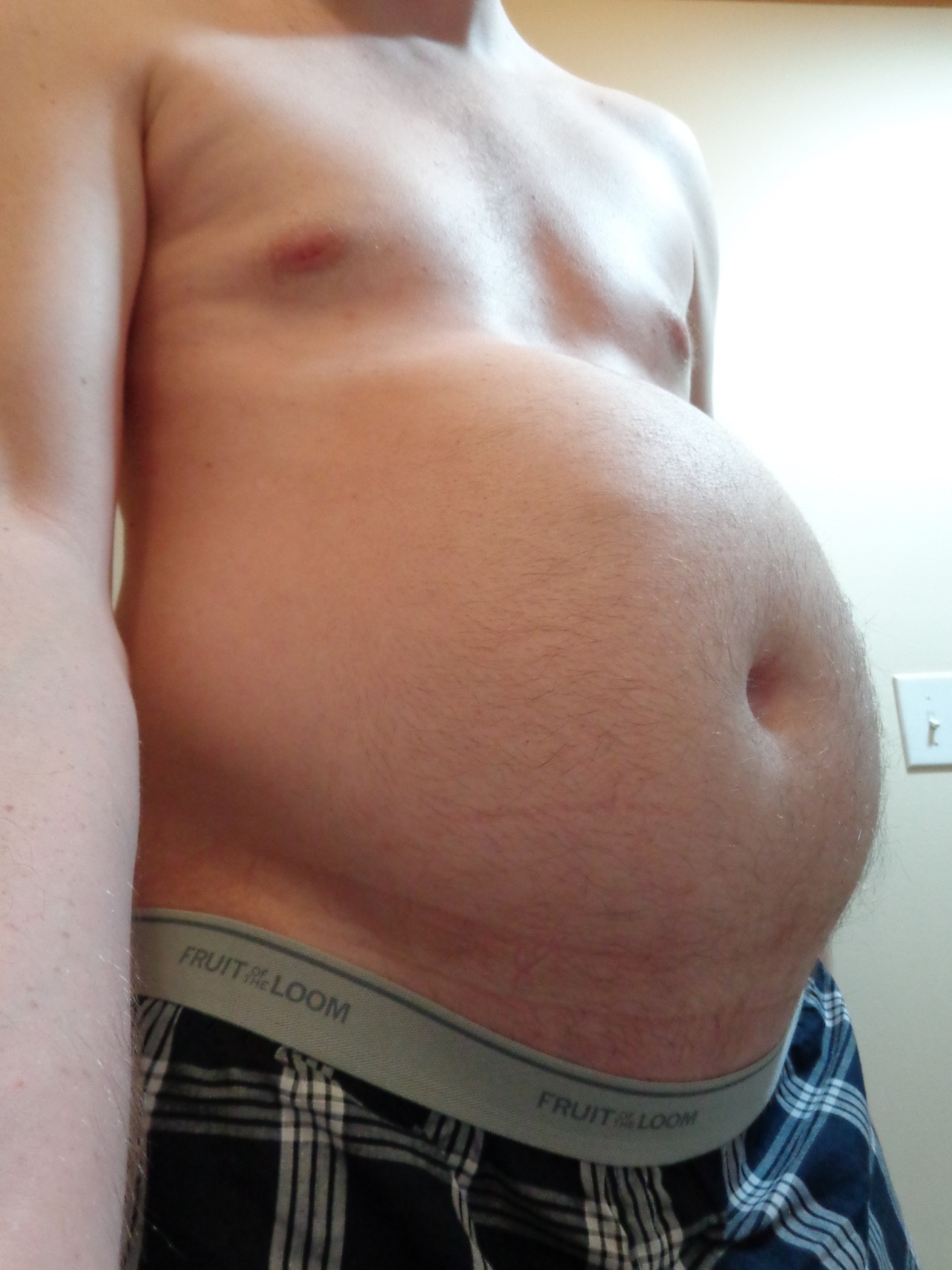 gurglygutguy:  Tummy Tuesday! I’m sort of super full in this pic because nachos
