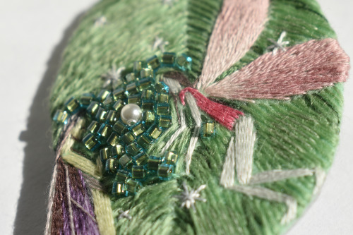 Two fairiesHand embroidered broochen.lerapetunina.com